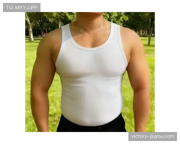李梓嘉训练完直接瘫在场边啃蛋白棒,这自律程度真绷不住了 李梓嘉训练完直接瘫在场边啃蛋白棒,这自律程度真绷不住了